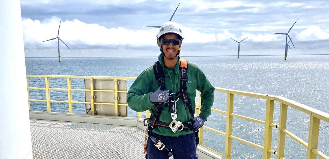 Hawil Margarati von IntoGreenFuture auf einem Offshore-Windrad: Der gebürtige Nepalese lässt sich bei IntoGreenFuture in Emden zum Elektriker Betriebstechnik im Bereich erneuerbare Energien aubilden.