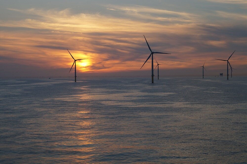 Borkum-Riffgrund 1: Der Sonnenuntergang taucht den Offshore-Windpark in spektakuläres Licht.