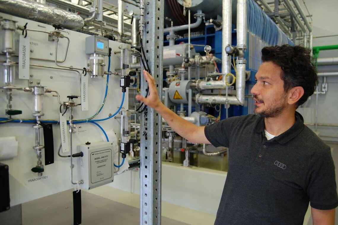 Tolga Akertek, Leiter der Power-to-Gas-Anlage von Audi in Werlte. Derzeit wird die Anlage modernisiert.