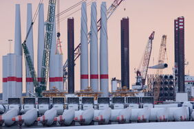 Rotorblätter von Windrädern lassen sich derzeit nur schwer entsorgen oder recyclen. Doch die Industrie arbeitet daran, das zu ändern.