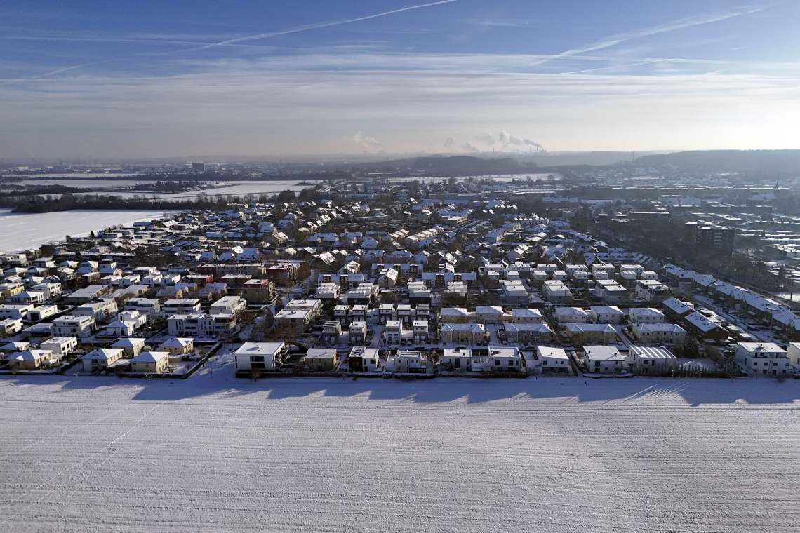 Verschneites Neubaugebiet: Wer mit Gas heizt, zahlt durch den CO2-Preis knapp einen Cent mehr pro Kilowattstunde. Das soll den Umstieg auf fossilfreie Heizungen anregen.