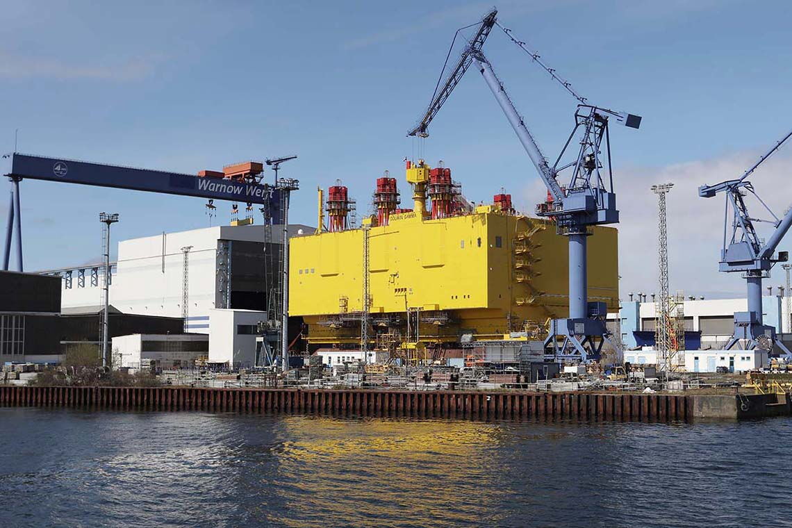 Konverterstation Dolwin Gamma: 160 Kilometer hat der Koloss vor sich, bevor er seinen Bestimmungsort 45 Kilometer nördlich von Borkum erreicht.