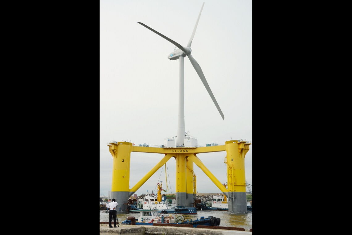 Floating Wind in Japan: Schwimmendes Zwei-Megawatt-Windrad 2013 im Hafen von Onahama in der Fukushima-Provinz.
