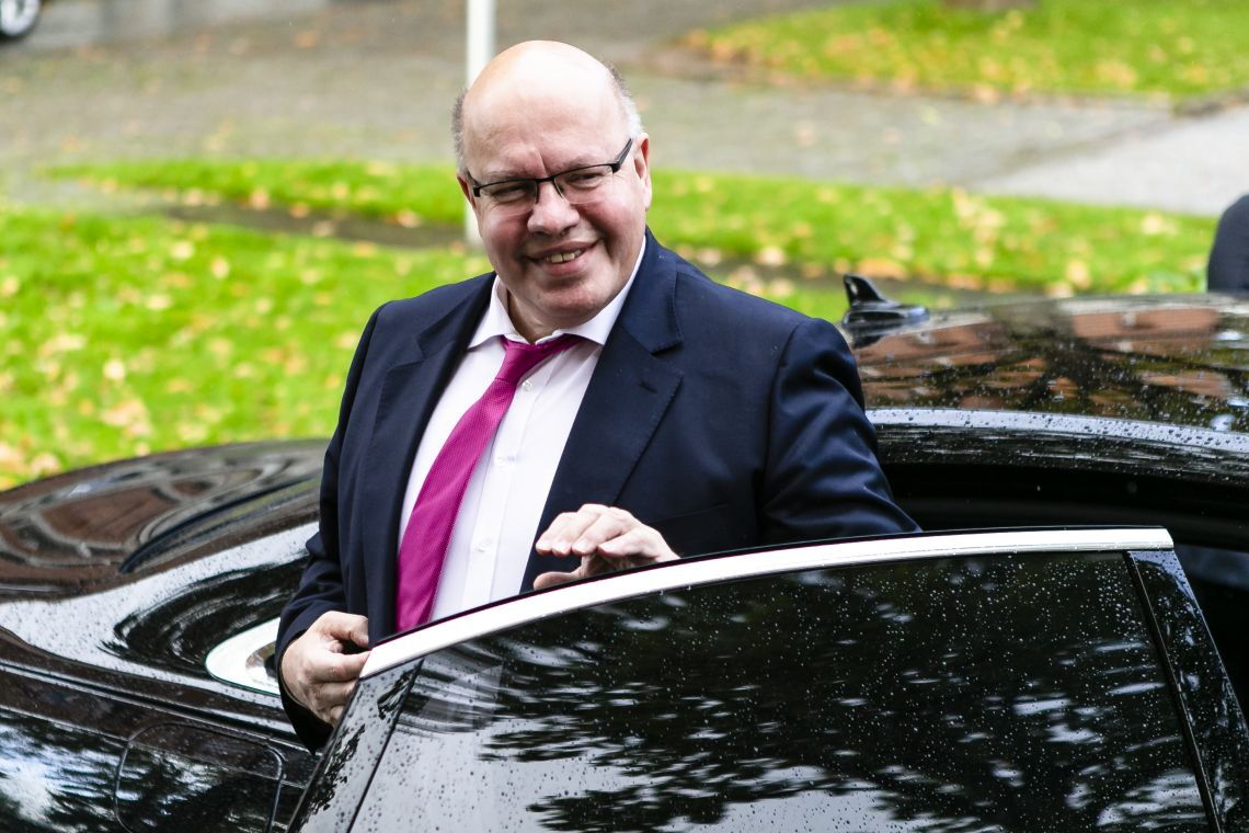 Peter Altmaier steigt aus seinem Dienstwagen, einem Audi A8. Kein anderer Minister hat einen Wagen mit einem derart hohen CO2-Ausstoß.