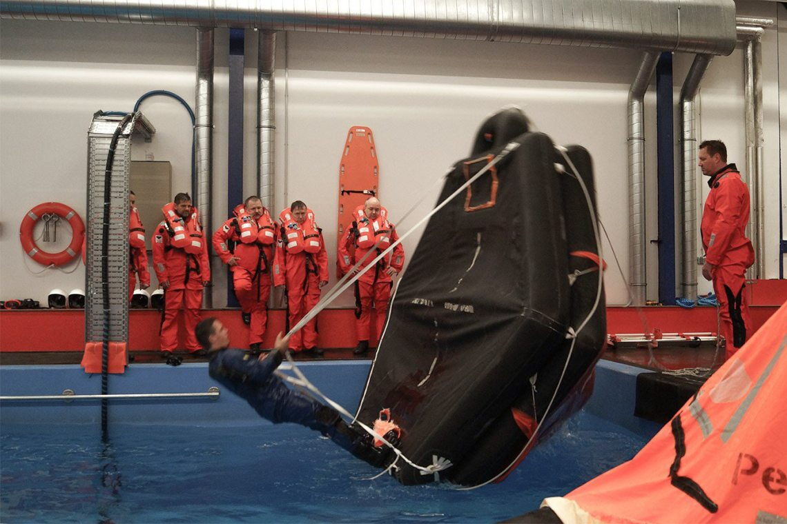 Sea-Survival-Training bei Falck in Bremerhaven: Hier lernen Mitarbeiter von Offshore-Windparks, wie sie den Katastrophenfall überleben.