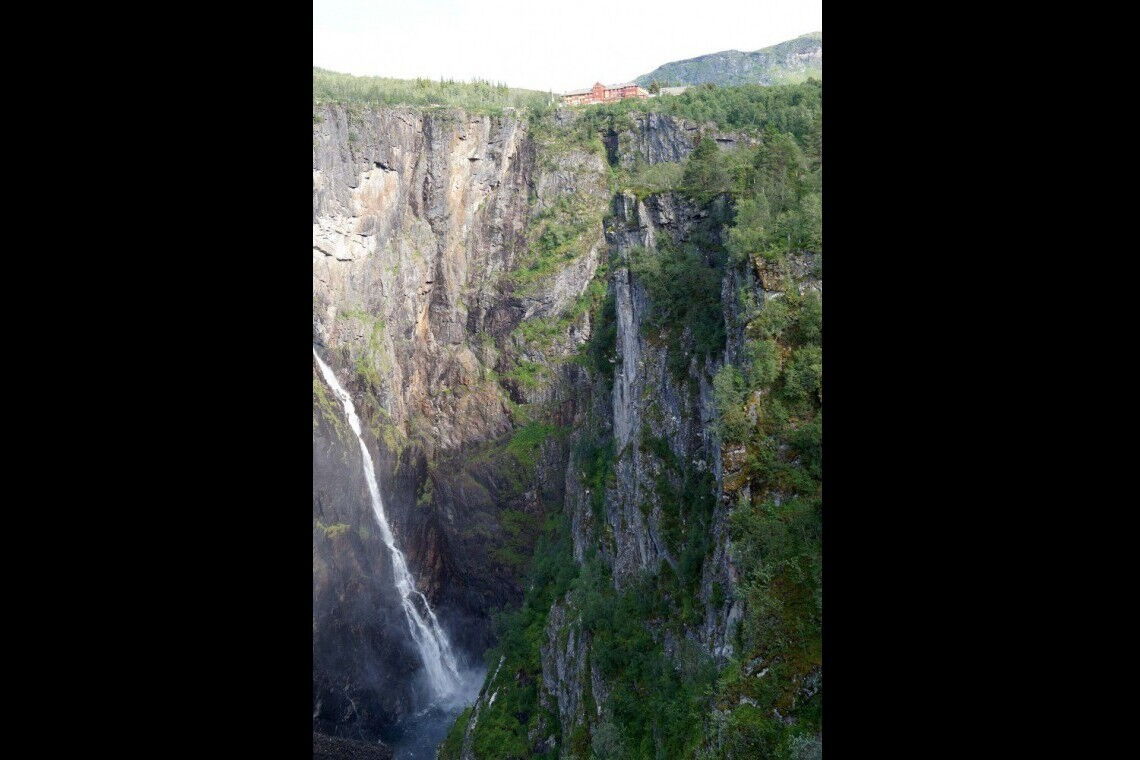 Viel Niederschlag, steile Gefälle: Die Bedingungen in Norwegen sind ideal für die mehr als 300 Kraftwerke. Auch das Wasser des Vøringsfossen – fließt in ein Kraftwerk. Seine Höhe von 183 Metern erahnt man, wenn man das winzige Hotel oben an der Felskante