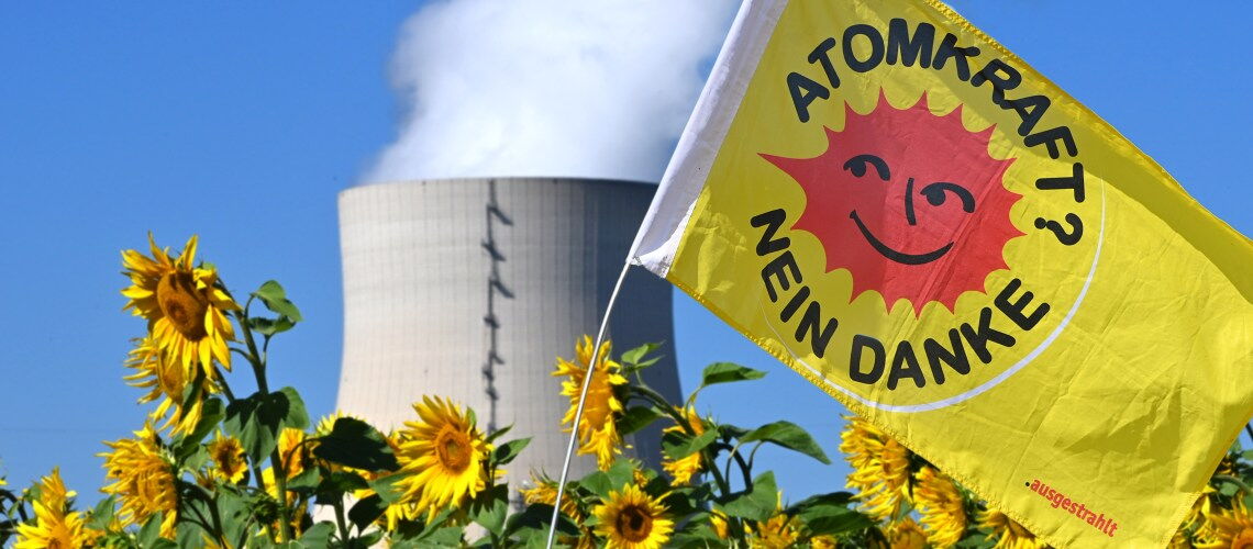 Wie kommt Deutschland ohne Grundlast-Kraftwerke (Atom, Kohle, Erdgas) aus? Neben dem Ausbau von Wind- und Solarenergie sind dazu vor allem Speicher und smarte Netze nötig.