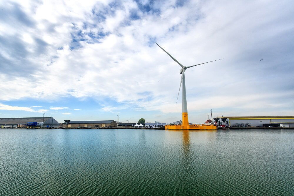 Floating Wind: Noch liegt das schwimmende WIndrad von Ideol am Pier.