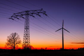 Stromleitung in Brandenburg: Mit der passenden Kombination aus unterschiedlichen Stromquellen und Speichern lassen sich die Netze besser auslasten.