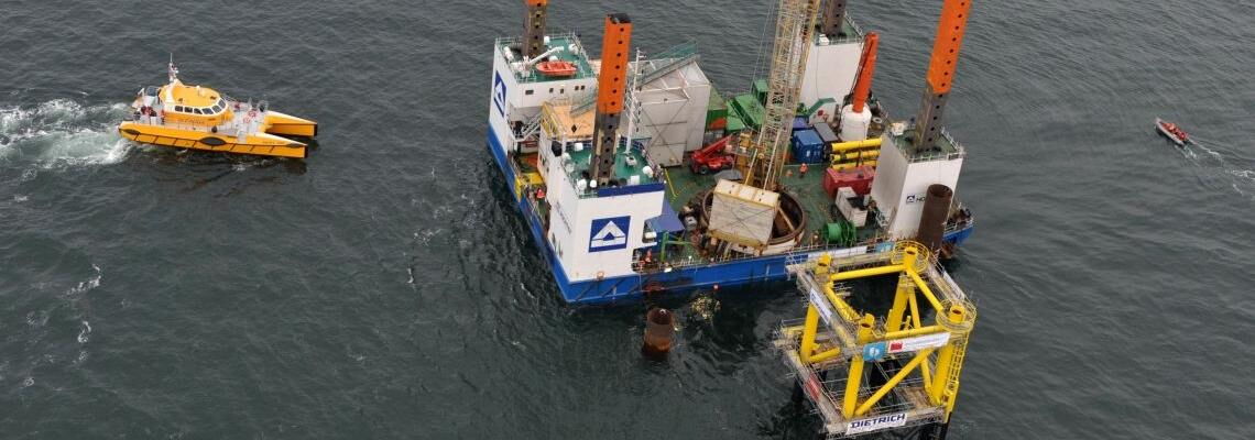 Offshore-Windpark Alpha Ventus: Das Bild zeigt den Bau der Umspannstation im Jahr 2008.