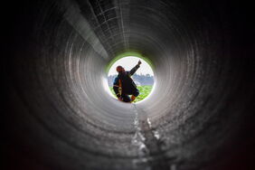 Bau einer Erdgas-Pipeline: Gas soll als Brückentechnologie dienen, bis genügend Ökostrom zur Verfügung steht. Doch die Klimabilanz von Gas ist schlecht.