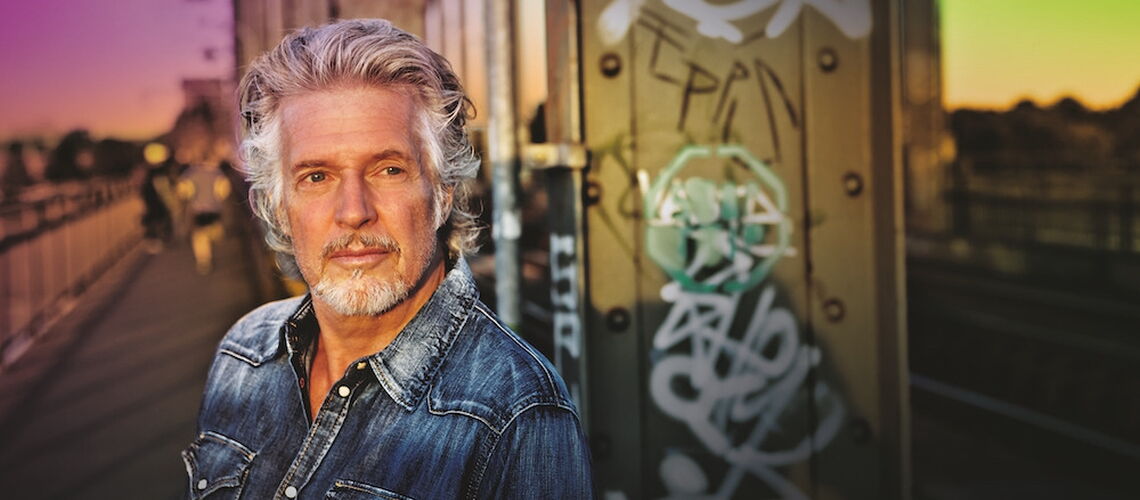 „Mehr Optimismus, bitte!“, fordert Frank Schätzing. Der Autor ( „Was, wenn wir einfach die Welt retten?“) nennt Optimismus und Wissen die wichtigsten Waffen im Kampf gegen die Klimakrise.