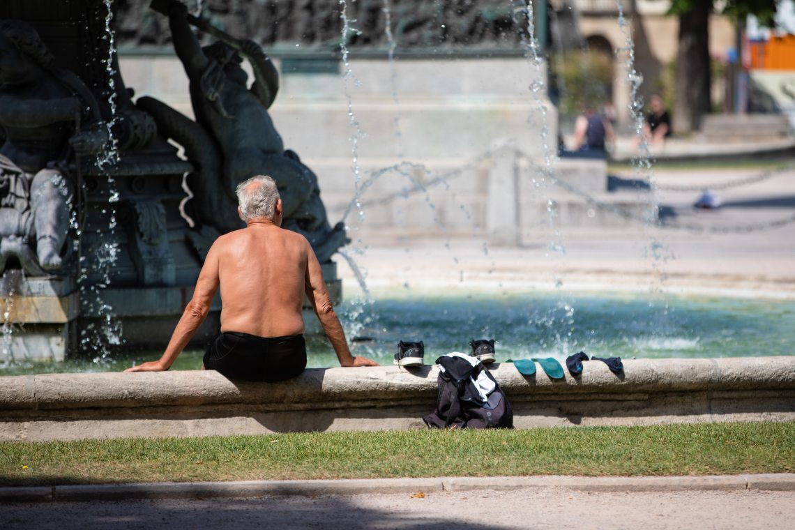 Ein Mann kühlt sich während einer Hitzewelle 2022 in einem Springbrunnen in der Stuttgarter Innenstadt ab.