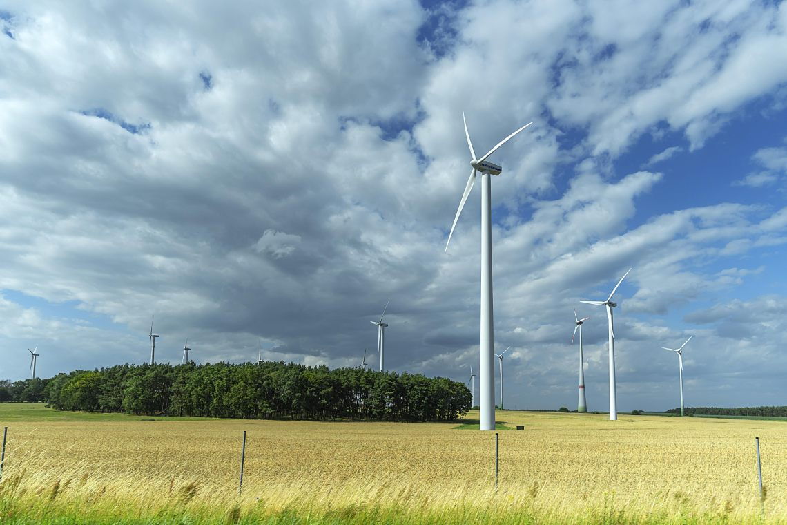Windpark an einer Autobahn in Thüringen: Es ist eine Sache, Windräder hässlich zu finden – aber eine andere, Fake News darüber zu verbreiten.
