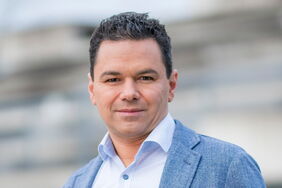 ZDF-Wettermoderator Özden Terli setzt sich für ein besseres Verständnis der Erderhitzung und einen energischen Kampf gegen die Klimakrise ein.