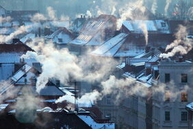 Rauchende Schornsteine in Leipzig: Der Einsatz von Wärmepumpen könnte den CO2-Ausstoß in der Wärmeversorgung deutlich senken.