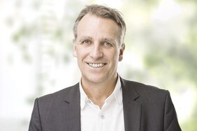 Stefan Wenzel (Grüne), Ex-Umweltminister von Niedersachsen und studierter Agrarökonom, spricht im Interview darüber, wie Landwirte mit Klimaschutzmaßnahmen (Wiedervernässung von Mooren, Humusentwicklung) Geld verdienen können.