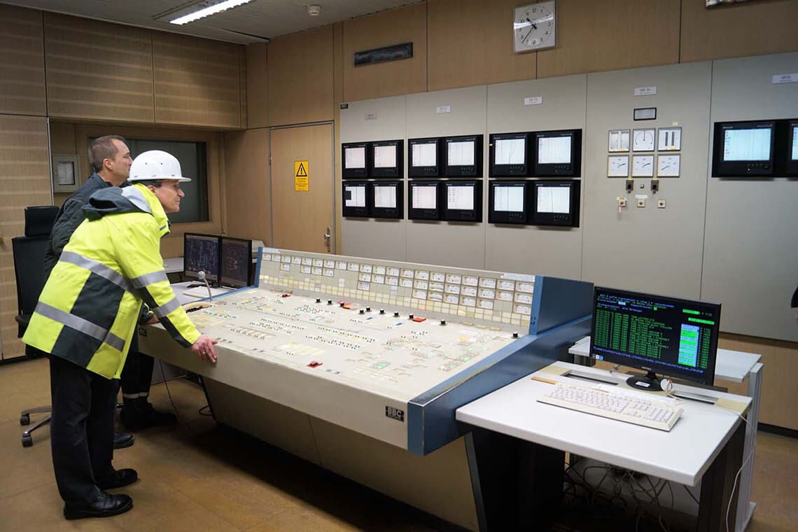 Druckluftspeicher Huntorf: Der Überwachungsraum wirkt wie aus einem Science-Fiction-Film der Siebziger.