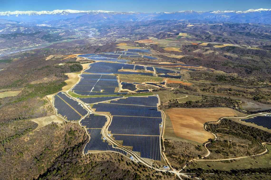 Solarpark am Rande der Seealpen in Frankreich: Je stärker die Anlagen auf den Artenschutz einzahlen, desto höher ist die Akzeptanz.