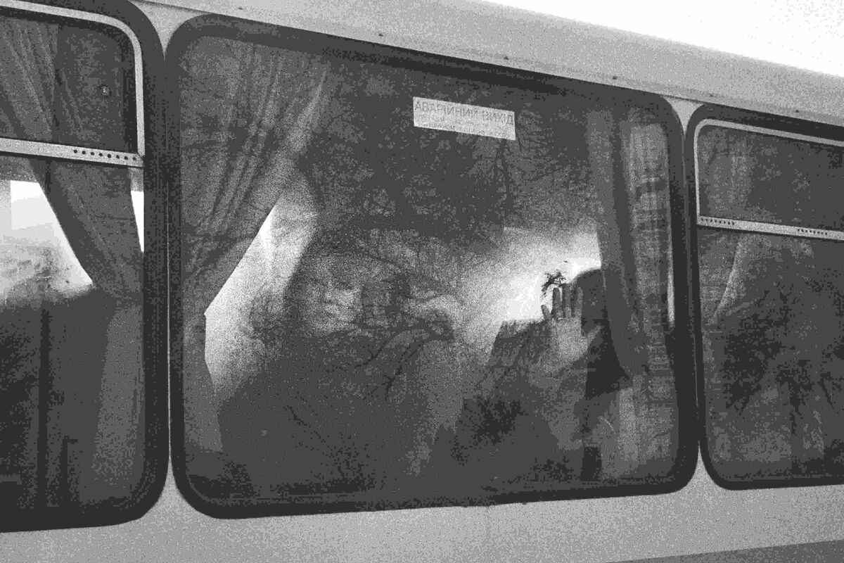 Ein Bus am Checkpoint Dityatki: Die Arbeiterinnen in Tschernobyl müssen nach jedem Aufenthalt ihre Strahlenwerte messen. Foto: Arthur Bondar.