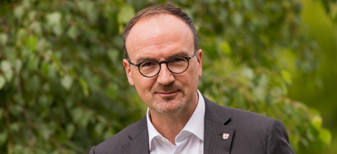 Uli Burchardt ist so etwas wie die personifizierte schwarz-grüne Koalition. Im Interview spricht der CDU-Oberbürgermeister von Konstanz über Rezepte für lebenswerte Städte und ruft die politische Mitte zum Zusammenhalt auf.