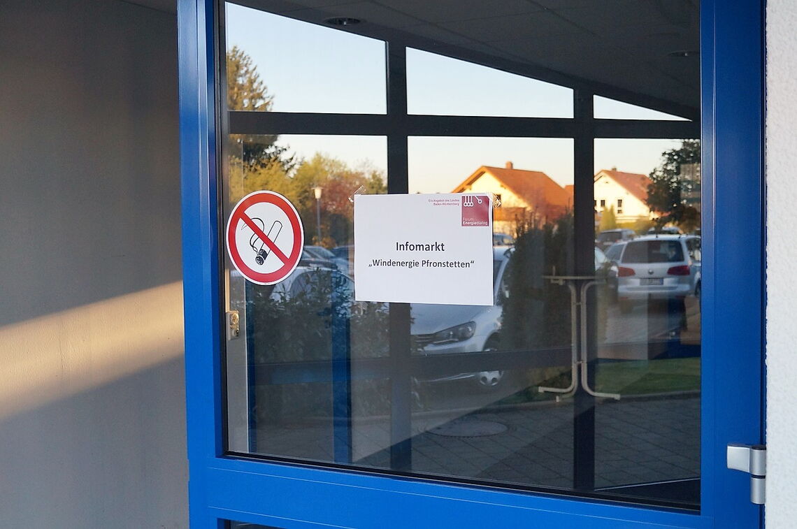 "Infomarkt Windenergie Pfronstetten" steht auf einem Aushang an der Albhallle im schwäbischen Pfronstetten. Hier wird über einen geplanten Windpark diskutiert.