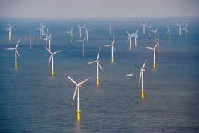 Offshore-Windpark Butendiek: Die gewaltigen Windräder stehen vor der Nordseeinsel Sylt.