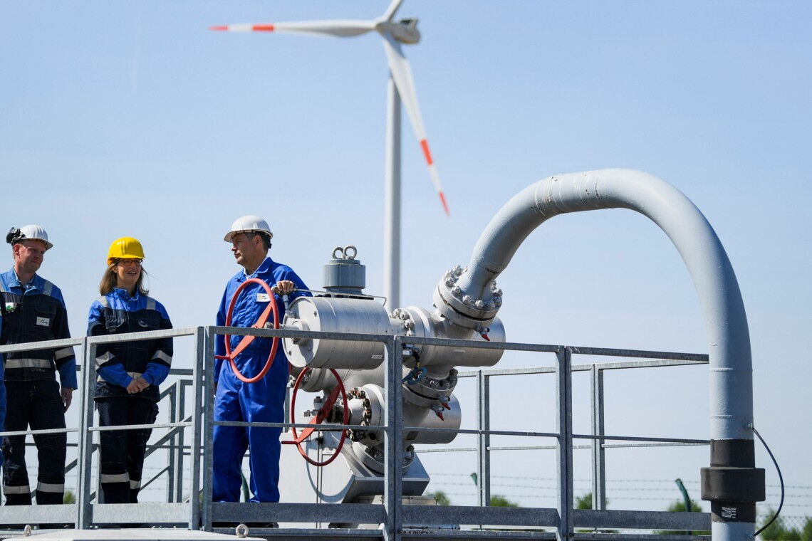 Bundeswirtschaftsminister Robert Habeck beim Besuch eines Kavernenspeichers in Bad Lauchstädt (Sachsen-Anhalt). In solchen Anlagen soll künftig grüner Wasserstoff gespeichert werden.