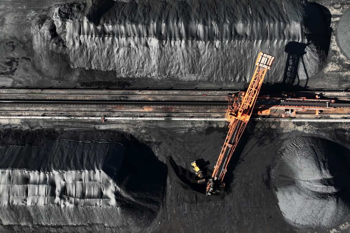 Chinas Energiepolitik hat zwei Gesichter: Zwar investiert das Land massiv in Erneuerbare, gleichzeitig aber auch in Kohlekraftwerke.