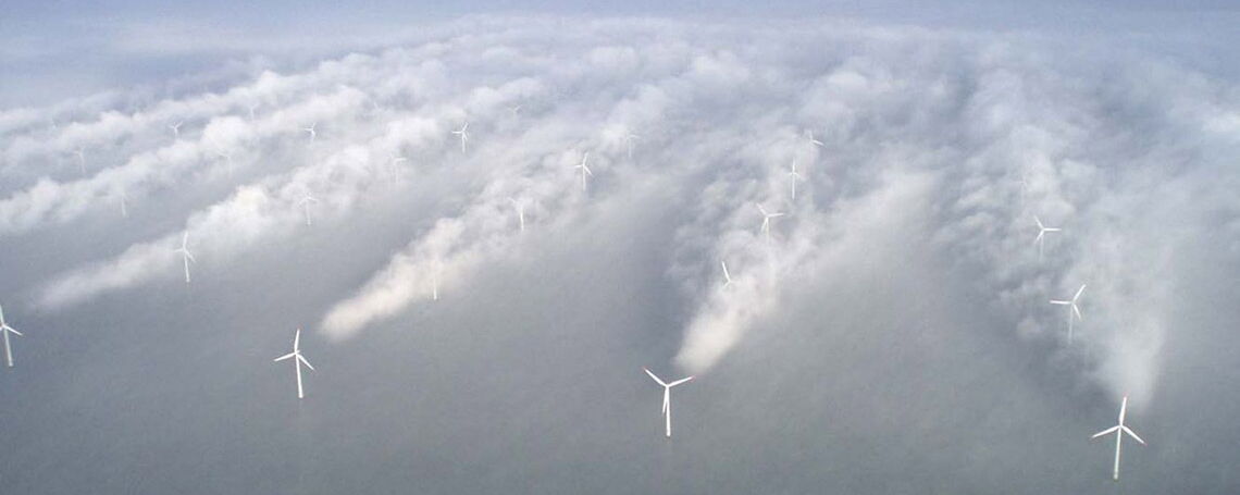 Offshore-Windräder nehmen sich gegenseitig den Wind. Diese sogenannten Abschattungseffekte, auch Nachlaufeffekte, treten sowohl innerhalb einzelner als auch zwischen mehreren Windparks auf.
