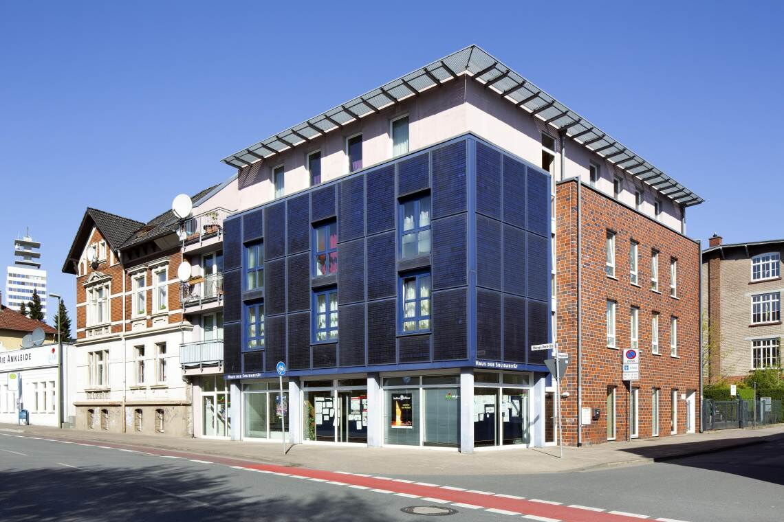 Solarmodule an einer Hauswand in Bielefeld: Senkrecht angebrachte PV-Anlagen ergänzen die Stromproduktion aus schräg stehenden Modulen.