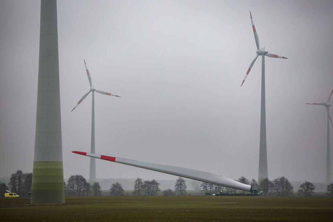 Spektakuläre Bilder vom Transport von Windrad-Flügeln: Die viele Tonnen schweren Riesen werden teils aufrecht durch enge Kurven manövriert.
