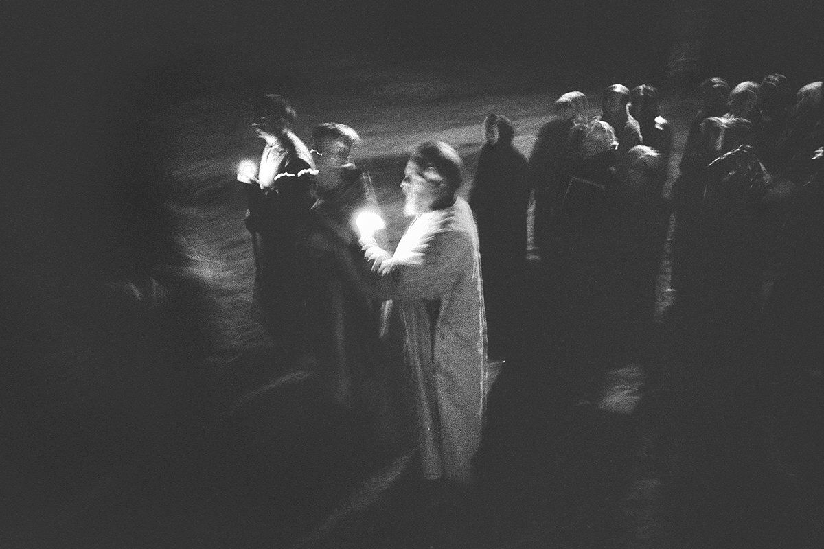 Mitten in Tschernobyl steht eine Kirche, in der Gläubige zu besonderen Anlässen zusammenkommen. Hier bereiten sie sich auf die Osterfeierlichkeiten vor. Foto: Arthur Bondar.