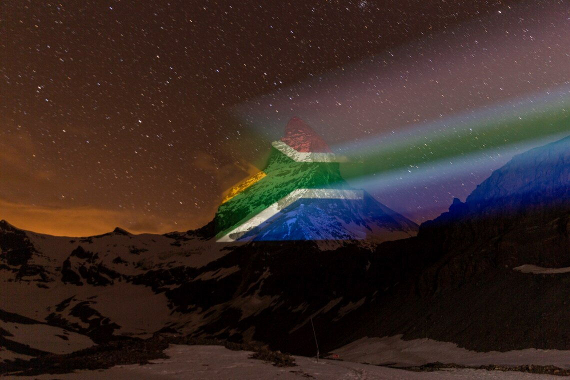 Die Flaggen vieler von der Coronakrise betroffener Länder erstrahlten im Zuge der Lichtinstallation von Gerry Hofstetter auf dem Matterhorn – hier etwa die von Südafrika.
