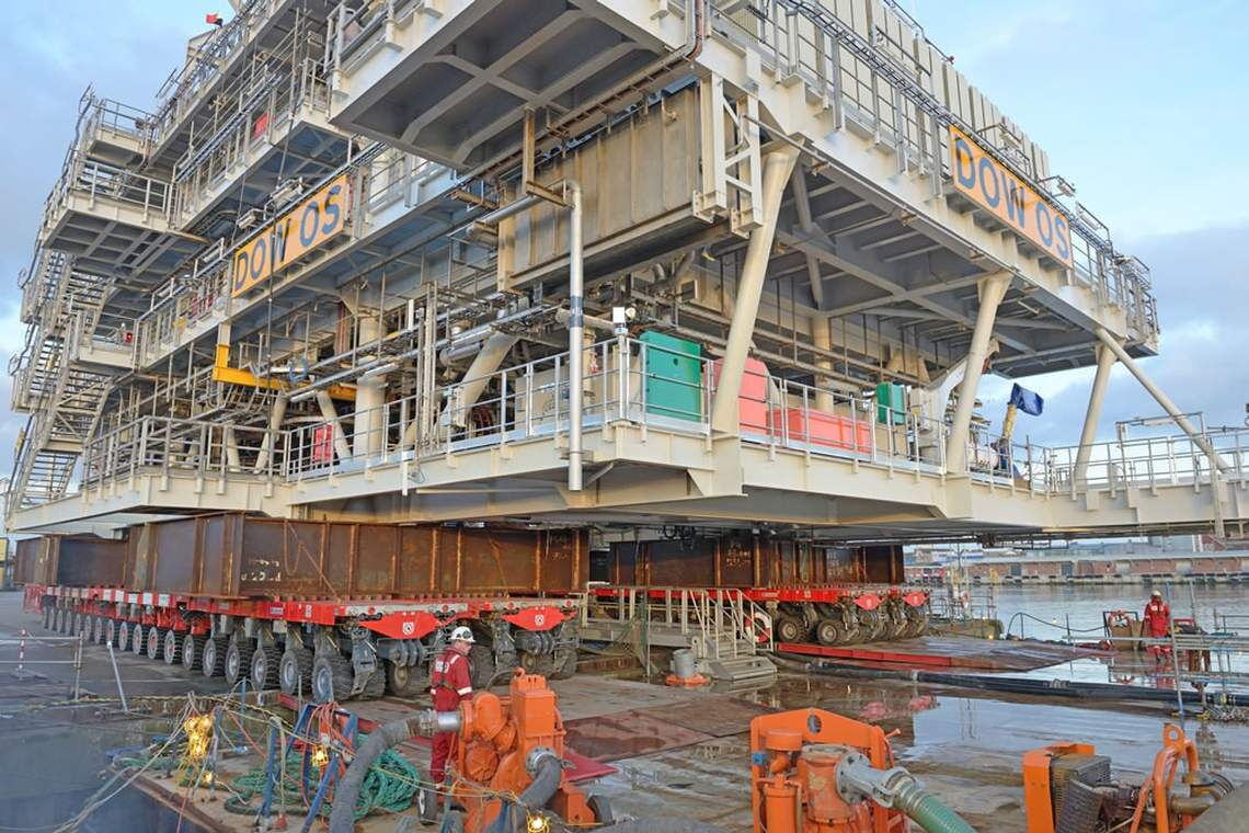 Offshore-Windpark Dudgeon: Die Umspannstation des britischen Windparks wiegt rund 1000 Tonnen.