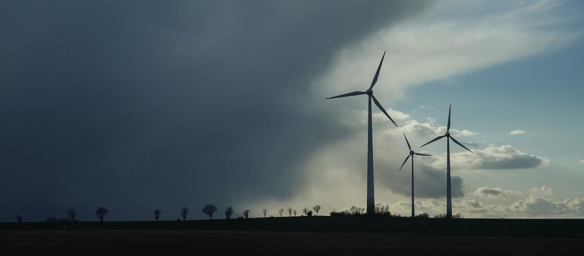 Windräder zwischen Sturm und Sonnenschein: Die Windenergie steckt in einer tiefen Krise – doch die Lage könnte sich bald bessern.