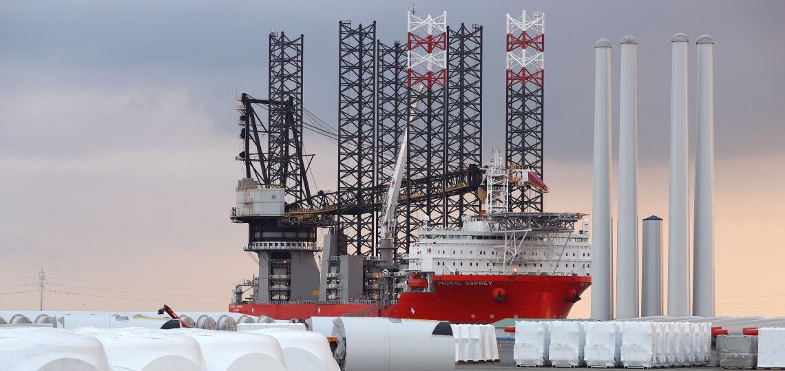 Installationsschiffe wie die „Pacific Osprey“ sind für die Offshore-Windkraft unabdingbar. Doch aktuell gibt es zu wenige davon, um all die geplanten Windparks zu bauen.