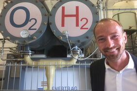 Enertrag-Sprecher Robert Döring vor der Elektrolyse-Einheit der Power-to-Gas-Anlage im brandenburgischen Prenzlau.