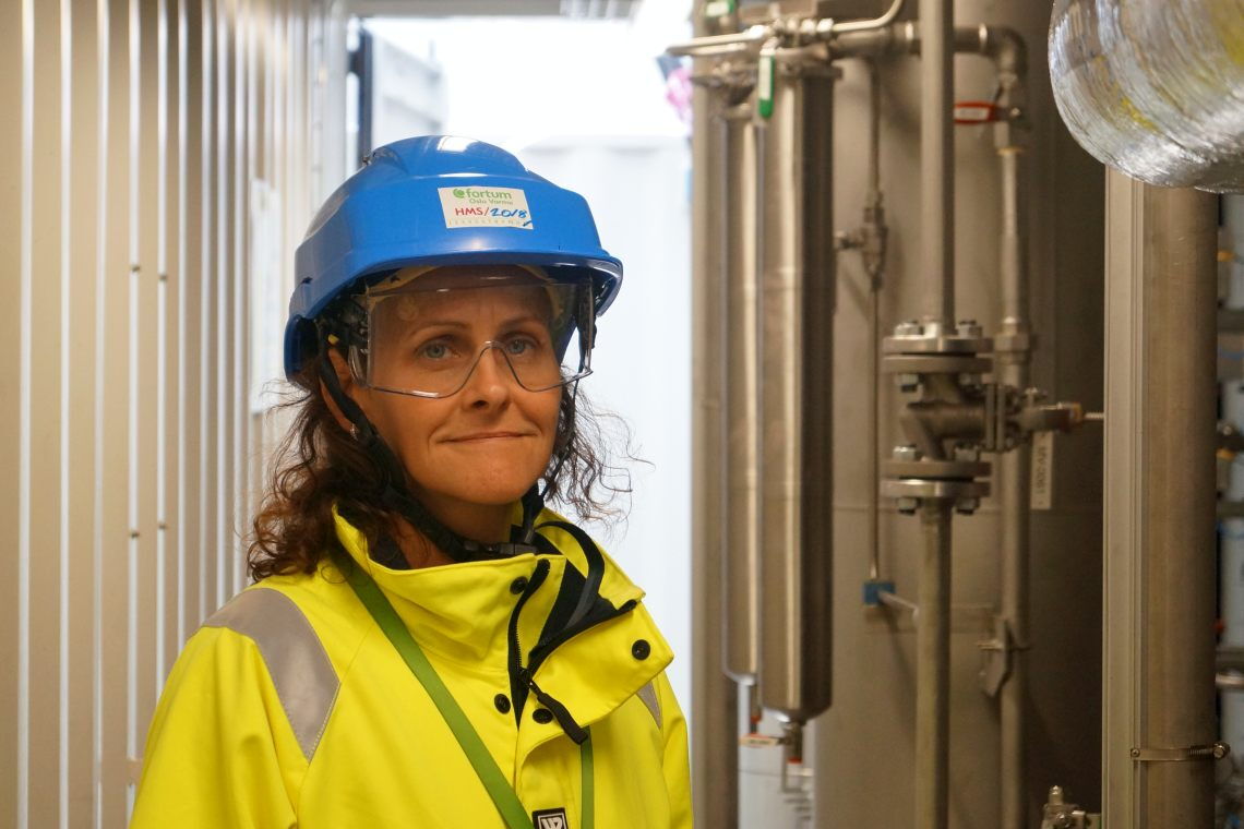 Jannicke Gerner Bjerkas, Chefin des CCS-Projekts im Müllheizkraftwerk Oslo Varme in Klemetsrud, erklärt, wie die Pilotanlage von Fortum funktioniert.