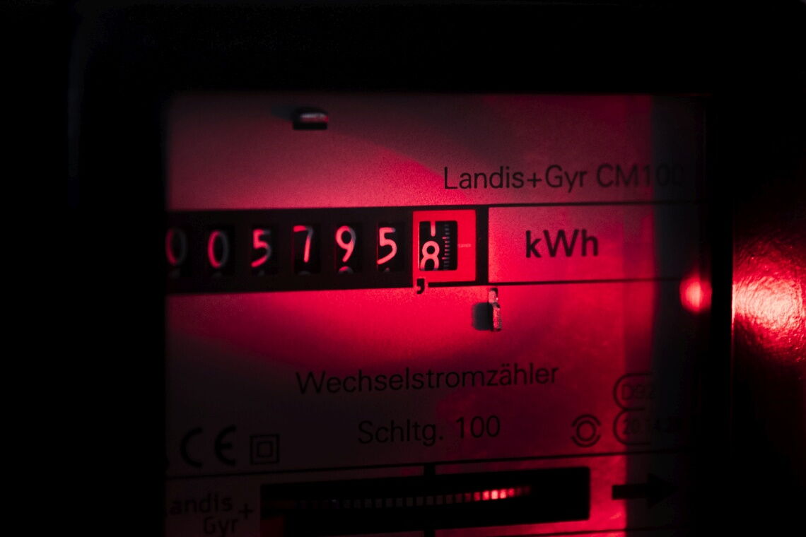 Wer ein Balkonkraftwerk installiert (Stecker-Solargerät/Mini-PV-Anlage) braucht einen Stromzähler mit Rücklaufsperre.