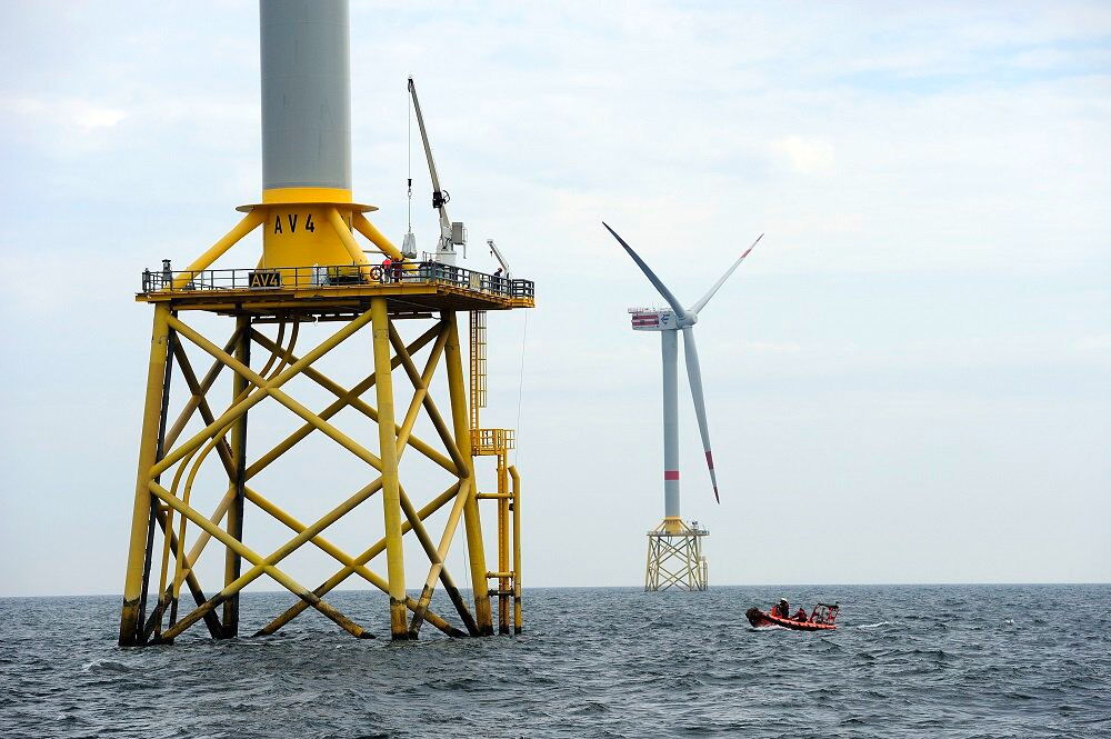 Offshore-Windpark Alpha Ventus: Ein Boot bringt Techniker zu Wartungsarbeiten zu den Windrädern.