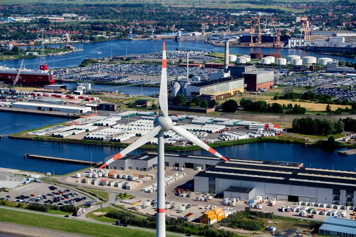 Seehafen Emden: Die 50.000-Einwohner-Stadt in Ostfriesland ist ein wichtiger Standort der deutschen Offshore-Windenergie.