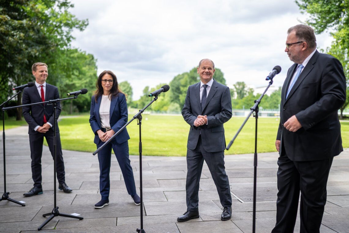 Kai Niebert (links), Präsident des DNR, ist Teil der von Kanzler Olaf Scholz einberufenen Allianz für Transformation.