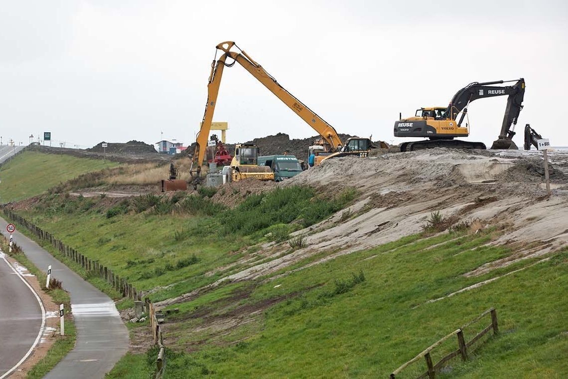 Anpassung an den Klimawandel: Dieser Deich wird erhöht, um steigenden Meeresspiegeln zu trotzen.
