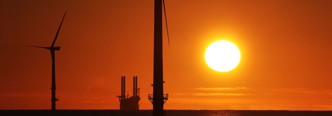 Die  „Vole au vent“ ist für den Bau von Offshore-Windparks ausgelegt. Das Foto zeigt sie in einem britischen Windpark.