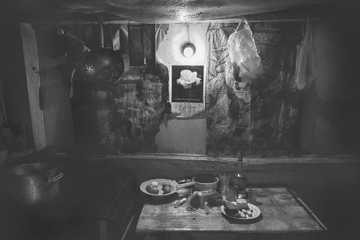 Eier, Roggenbrot, Speck und Grappa stehen auf dem Tisch in der Hütte eines Selbstsiedlers (Samosely) in der Sperrzone von Tschernobyl. Foto: Arthur Bondar.