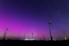Nordlicht über einem Windpark in Ostfriesland: Die Energiewende kommt viel schneller voran als viele denken. Und das ist nur einer von vielen Gründen, wieder mit mehr Optimismus in die Zukunft zu schauen.