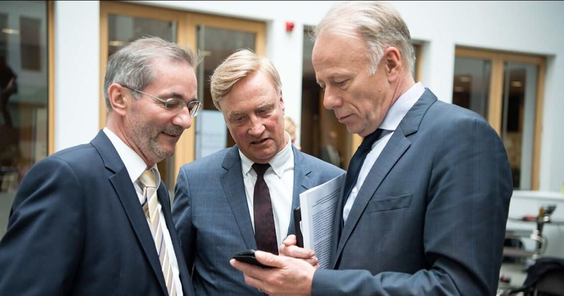 Die Vorsitzenden der Atomkommission Matthias Platzeck, Ole von Beust und Jürgen Trittin (von links) haben Vorschläge für die Finanzierung des Atomausstiegs vorgelegt – für die sie von Umweltverbänden und der Atomindustrie scharf kritisiert werden.