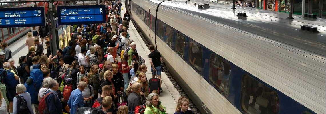 Hamburger Hauptbahnhof: Der Zug Richtung Dänemark läuft auf Gleis 6 ein. Dass die Wagennummern falsch angezeigt werden, wissen die Reisenden noch nicht.