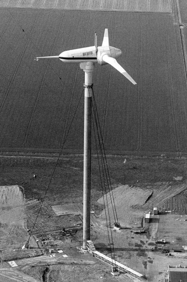 1983 wird Growian eingeweiht. Dieses Foto entstand kurz zuvor, das 340 Tonnen schwere Maschinenhaus schwebt bereits an seinem Bestimmungsort 100 Meter über dem Acker.